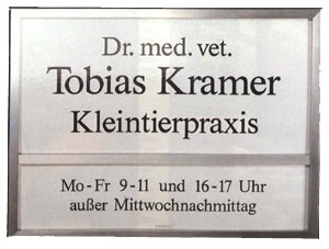 Praxisschild mit Aluminiumrahmen